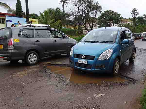 ಮಡಿಕೇರಿಯಲ್ಲಿ ರಸ್ತೆ ಗುಂಡಿಗಳ ಕಿರಿಕಿರಿ